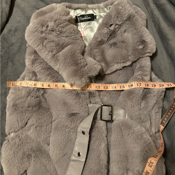 Winter 2025 women’s Belted Faux Fur Sleeveless Vest - Picture 9 of 9